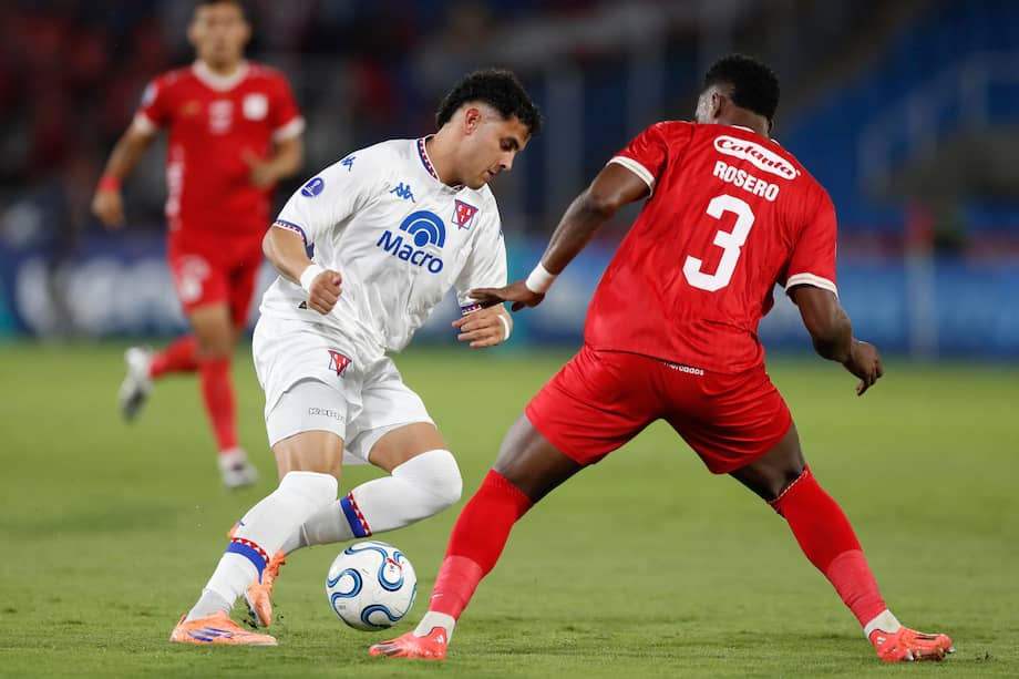Daniel Rosero (d) de América de Cali disputa el balón con David Romero (i) de Tigre este martes 19 de mayo de 2026, en el partido de la fase de grupos de la Copa Sudamericana en el estadio Pascual Guerrero de Cali, Colombia.