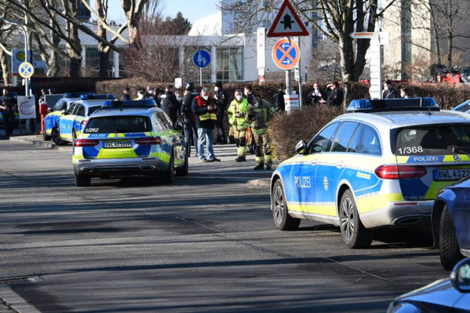 Los autos de la policía llegaron al campus de la Universidad en Heidelberg, suroeste de Alemania, después de un ataque.