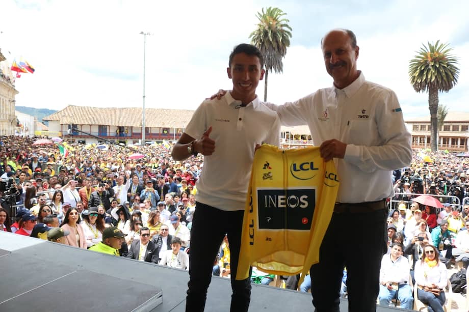 Jorge Ovidio González recibió de Egan Bernal la camiseta amarilla de campeón del Tour. / Éder Garces - Fedeciclismo