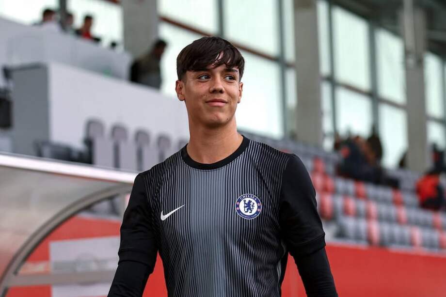 Con solo 17 años, Freddy Bernal firmó su primer contrato profesional con el Chelsea hasta 2028. Nacido en Inglaterra y de padres colombianos, el arquero ya ha sido parte de las selecciones juveniles inglesas y es una de las mayores promesas de la cantera de los “blues”.
