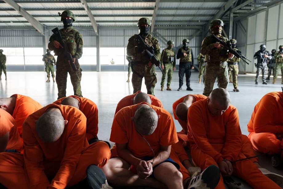 Noboa aseguró que 300 de los presos "más peligrosos" del país fueron trasladados a la nueva prisión de máxima seguridad un día después de que 31 prisioneros fueran asesinados en la cárcel de la ciudad de Machala, fronteriza con Perú.