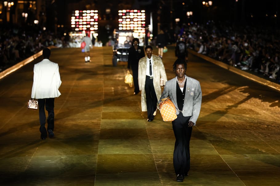 Paris (France), 20/06/2023.- Models present creations from the Spring/Summer 2024 Men's collection by American designer Pharrell Williams for Louis Vuitton during the Paris Fashion Week, on the Pont Neuf bridge, in Paris, France, 20 June 2023. The presentation of the Spring/Summer 2024 menswear collections runs in Paris from 20 to 25 June, 2023. (Moda, Francia) EFE/EPA/Mohammed Badra