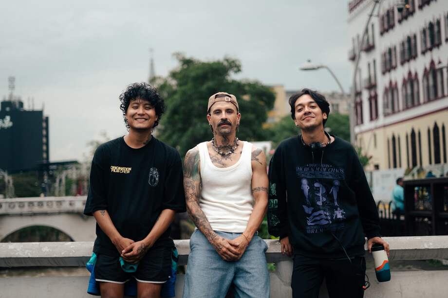 El documental es un viaje íntimo que narra la reconexión de Mike Bahía con sus orígenes.