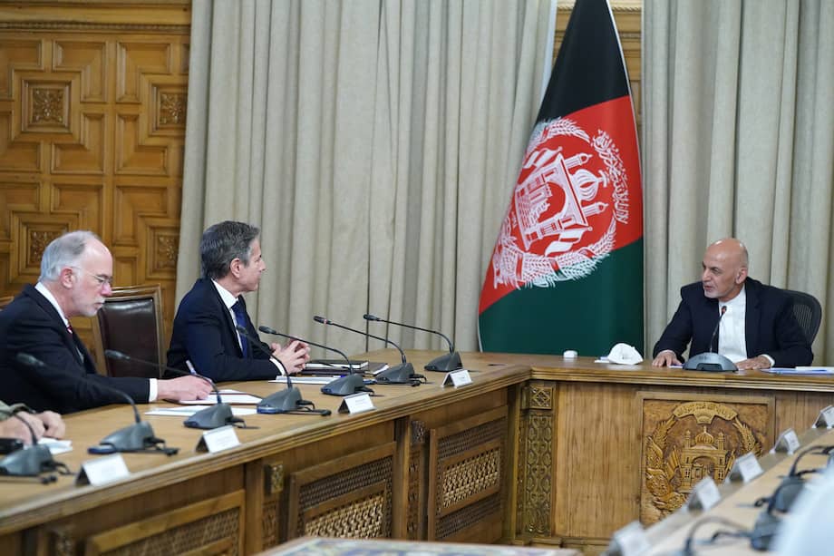 El secretario de estado de EE. UU., Antony Blinken, junto al presidente afgano, Ashraf Ghani, en Kabul.