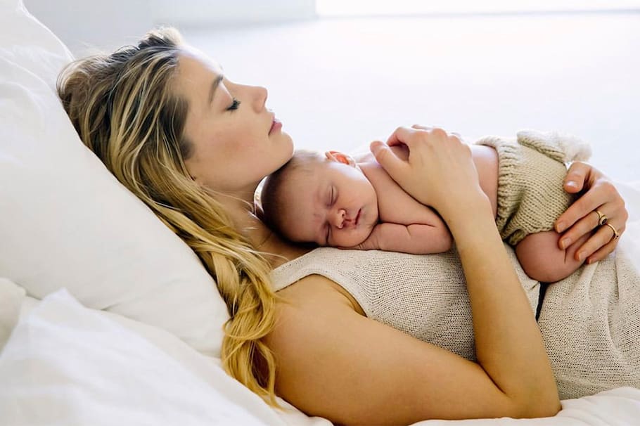 A los 35 años, Amber Heard le dio la bienvenida a Ooonagh Paige, quien nació el 8 de abril.