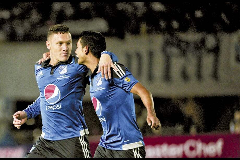 El volante Javier Reina (izq.) celebra la apertura del marcador junto a David Macalister Silva, en la victoria 3-0 de Millonarios sobre el Cúcuta Deportivo en El Campín. / Andrés Torres - El Espectador