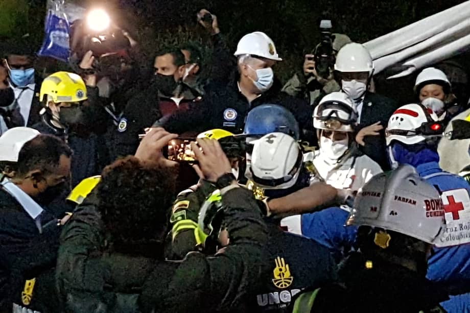 El presidente Iván Duque llegó al punto del accidente este domingo para acompañar el final de la jornada de rescate.