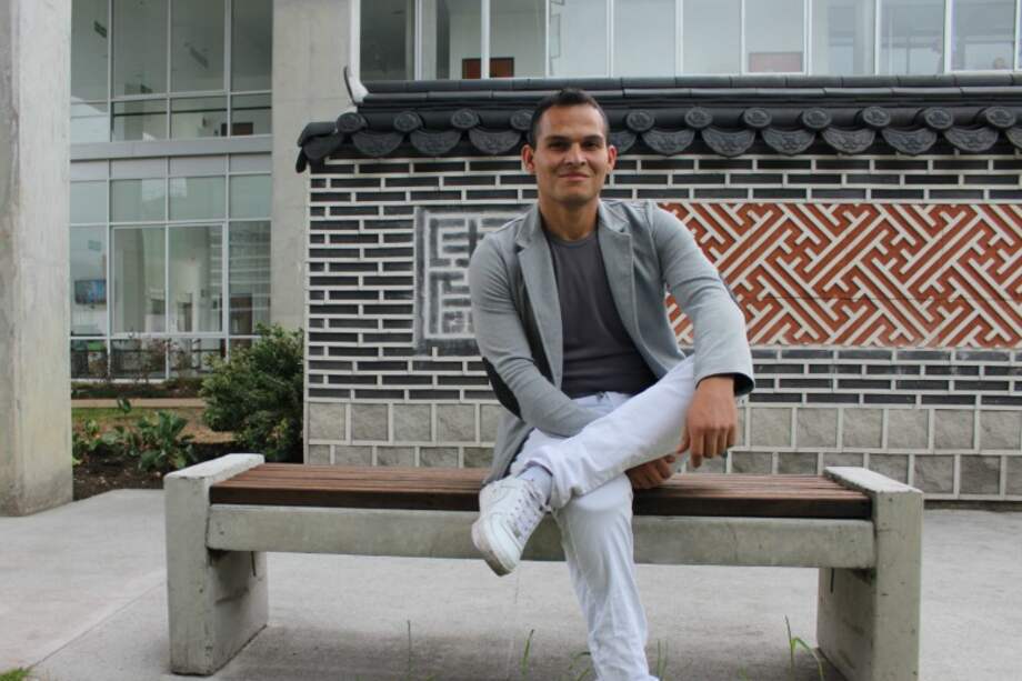 Wilton Olarte practica esgrima, pero quiere dedicarse a lo que más le gusta: cantar. / Foto: Mauricio Molano