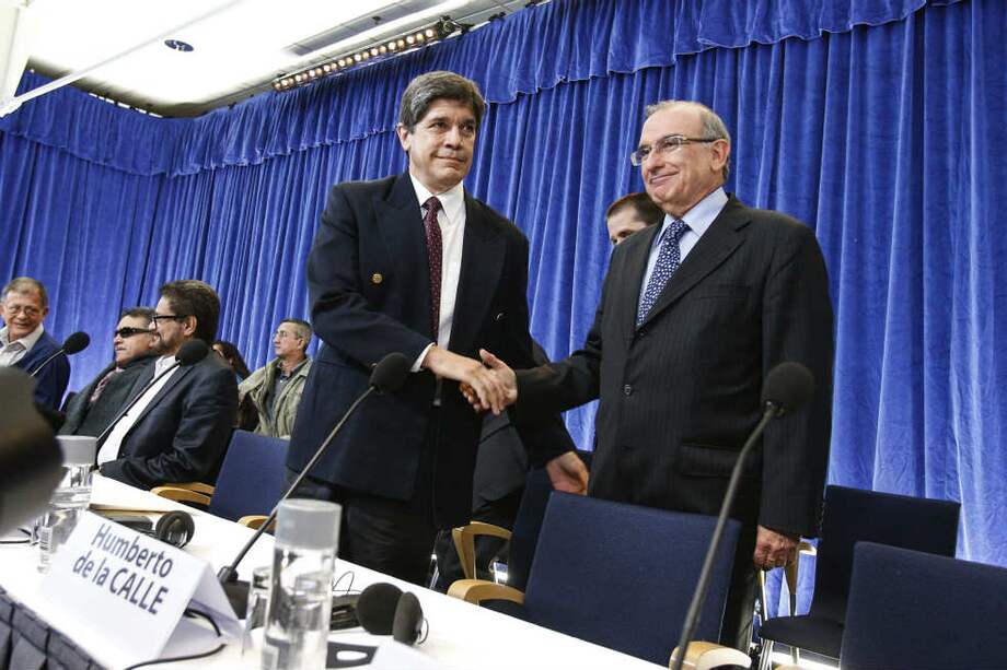 Humberto de la Calle saluda a Carlos Fernández, delegado cubano, en el evento de instalación del proceso de paz realizado en Oslo (Noruega) en octubre pasado. Atrás, la delegación de las Farc. . / EFE