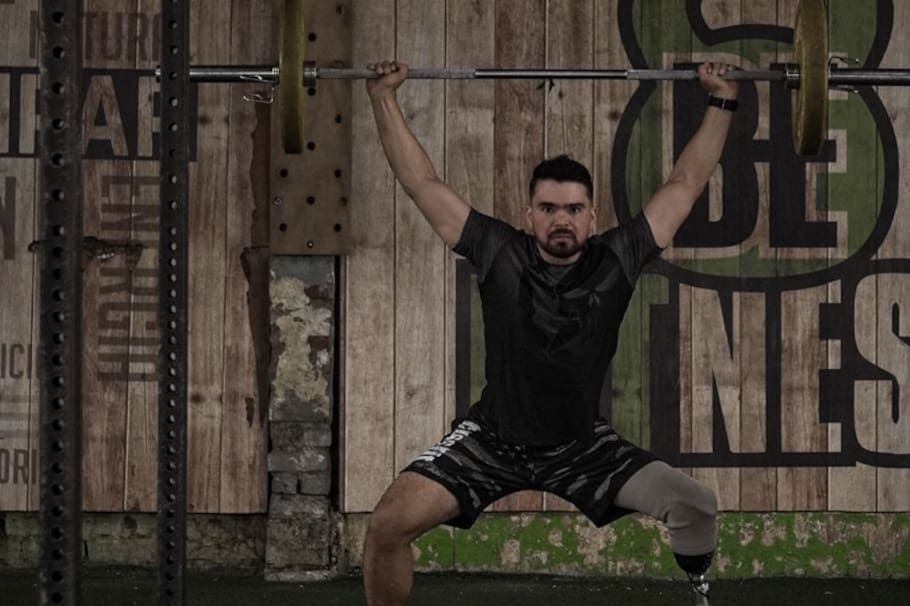 Pineda, nacido en Palmira, Valle del Cauca, sirvió 17 años en el Ejército Nacional de Colombia, donde alcanzó el rango de capitán.