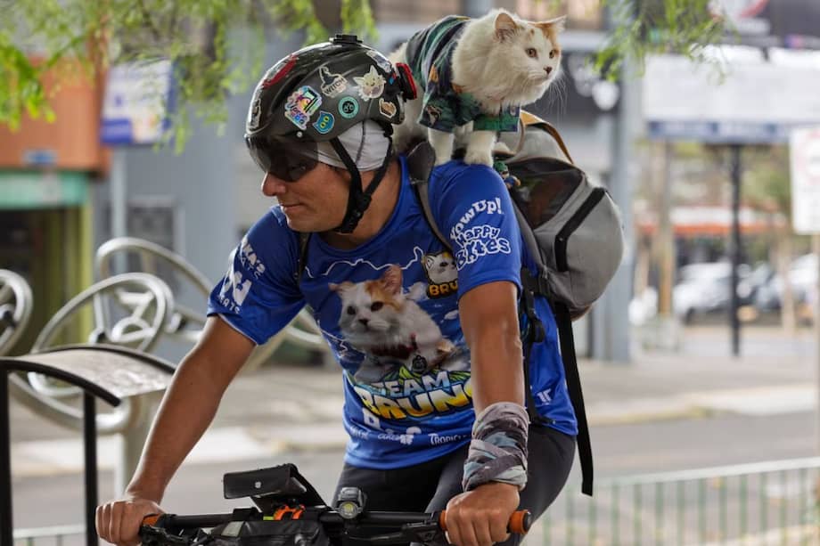Bruno empezó a viajar en bicicleta desde que era un cachorro, adaptándose rápidamente a la rutina.
