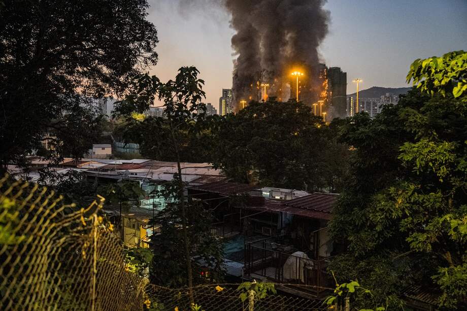 Un apartamento arde en Tai Po, Hong Kong, China, el 26 de noviembre de 2025.