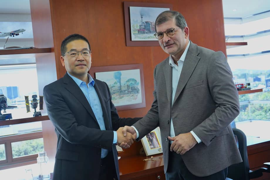 Xia Quingtao, gerente general de CCECC, y Óscar Torres, presidente de la ANI.