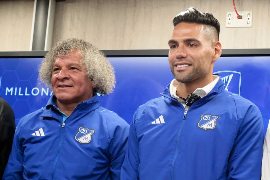 Radamel Falcao García (d) junto Alberto Gamero durante la presentación oficial del "Tigre" durante su primera etapa como futbolista de Millonarios. EFE/ Carlos Ortega