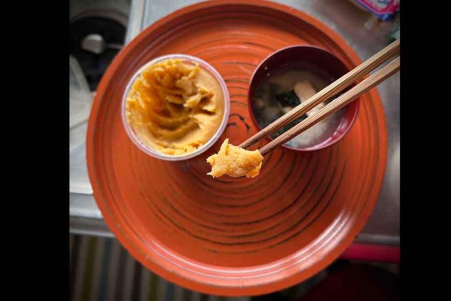 Pasta de miso usada para elaborar la sopa típica japonesa que se origina con el llamado "hongo nacional".