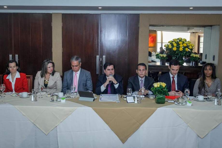 El ministro Juan Fernando Cristo con representantes a la Cámara. / Mininterior