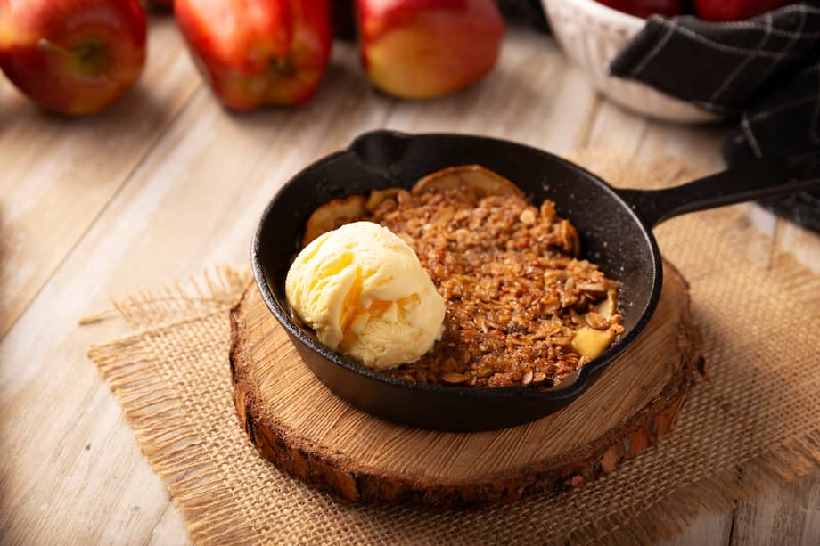 Sirve este postre de manzana con salsa de caramelo.
