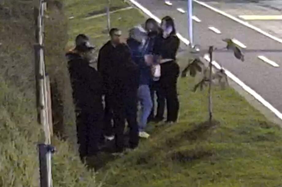 Registro de cámaras de seguridad en donde el grupo se acerca a un conjunto para romper la reja.