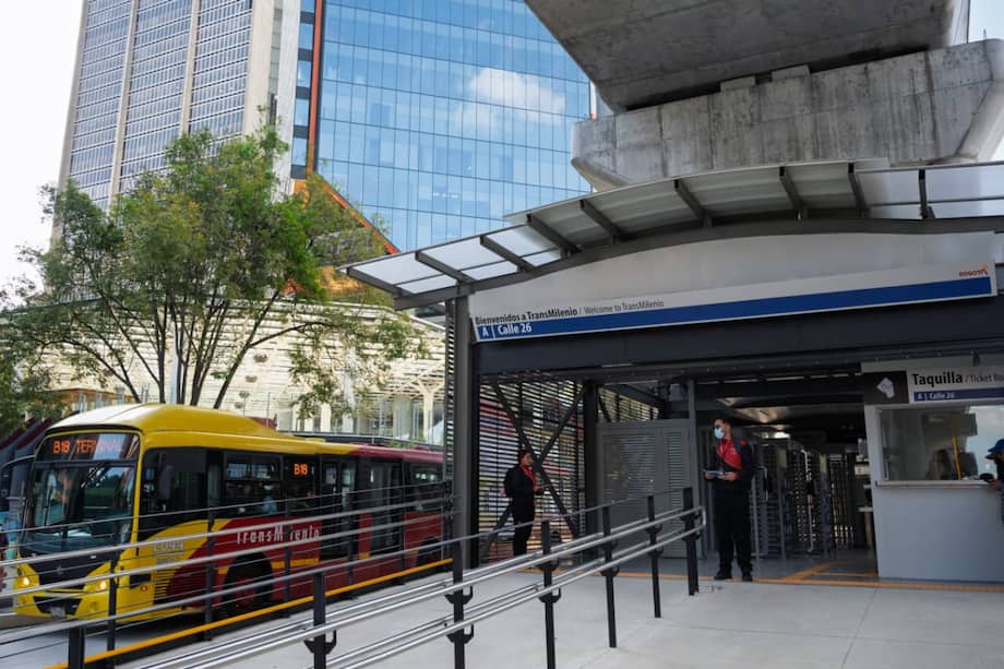 El Distrito confirmó que la estación se habilitará en dos fases: a partir del 27 de diciembre de 202 entrará en operación el vagón 2, en el acceso norte; el acceso sur entrará en operación en el primer semestre de 2026, una vez finalicen las obras del viaducto del Metro sobre la avenida El Dorado.