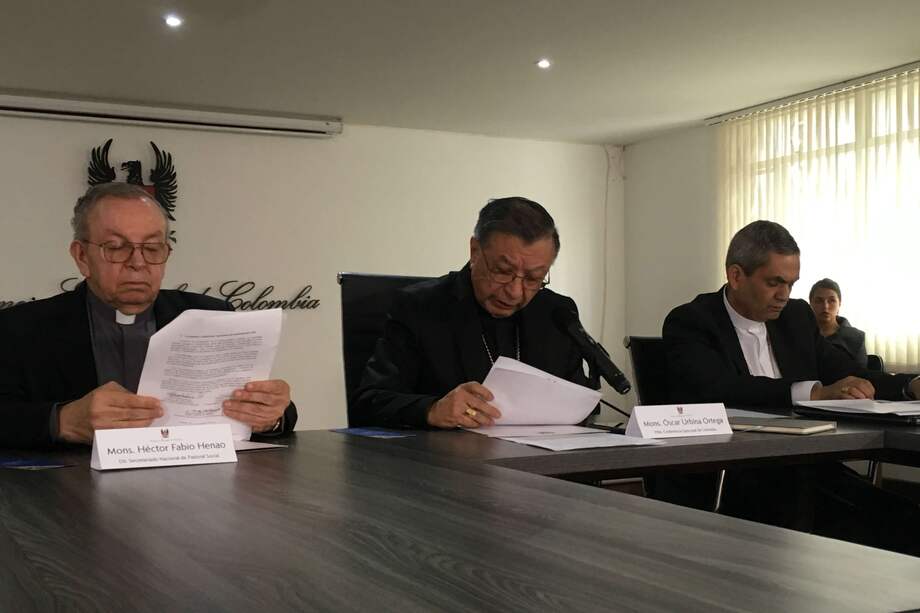 Monseñor Héctor Fabio Henao (izq.), monseñor Óscar Urbina (centro) y monseñor Elkin Álvarez (der.), en el balance de la cumbre de obispos. / Cortesía