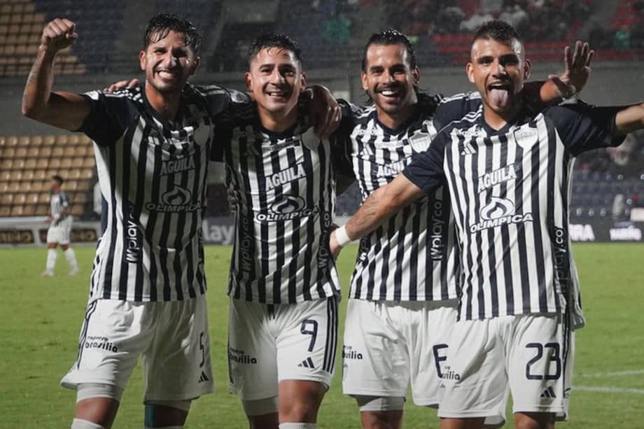 Los jugadores de Junior celebran su empate contra Pasto.