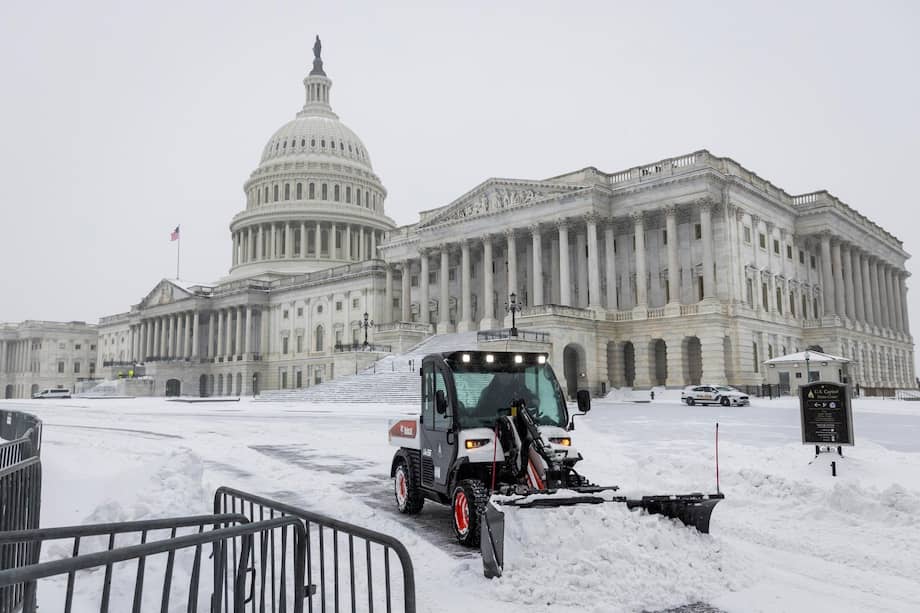Una máquina remueve nieve frente al Capitolio en Washington, D.C., Estados Unidos.