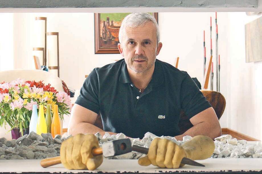 Sergio Ocampo Madrid asegura que el libro ‘Nieve’, de Orhan Pamuk, ha sido el que más tiempo ha tardado en leer. / Óscar Güesguán Serpa