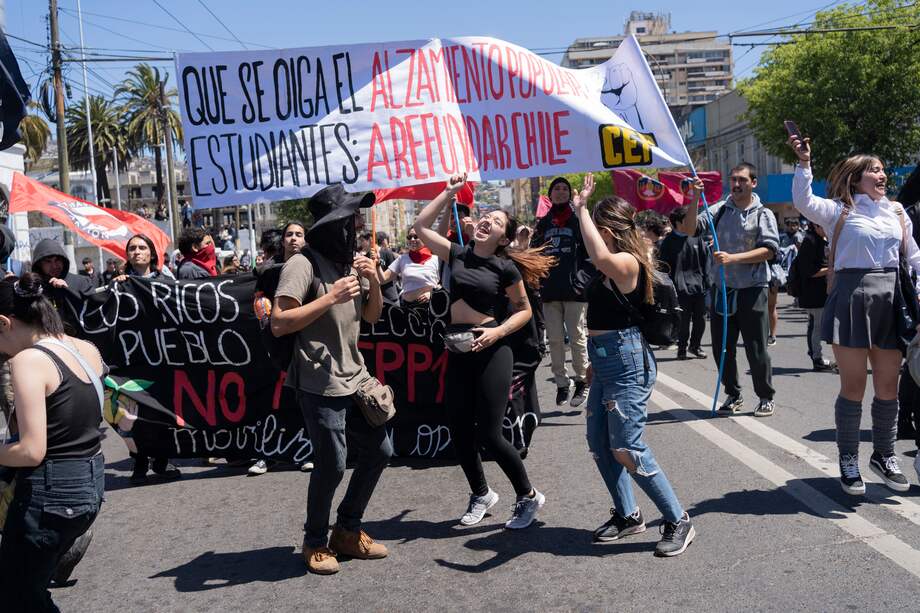 En Valparaíso, algunos chilenos salieron a marchar, pues se cumplieron tres años desde que tomó lugar el estallido social.