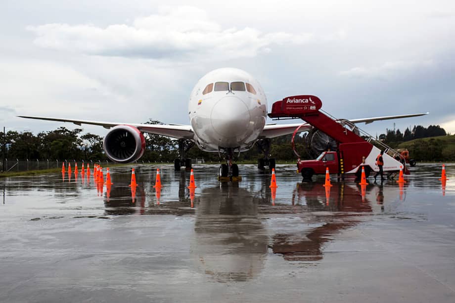Ante las críticas de algunos usuarios sobre los altos costos de sus tiquetes, Avianca aclaró que su tope tarifario es de $600.000 para esta ruta. / Bloomberg.
