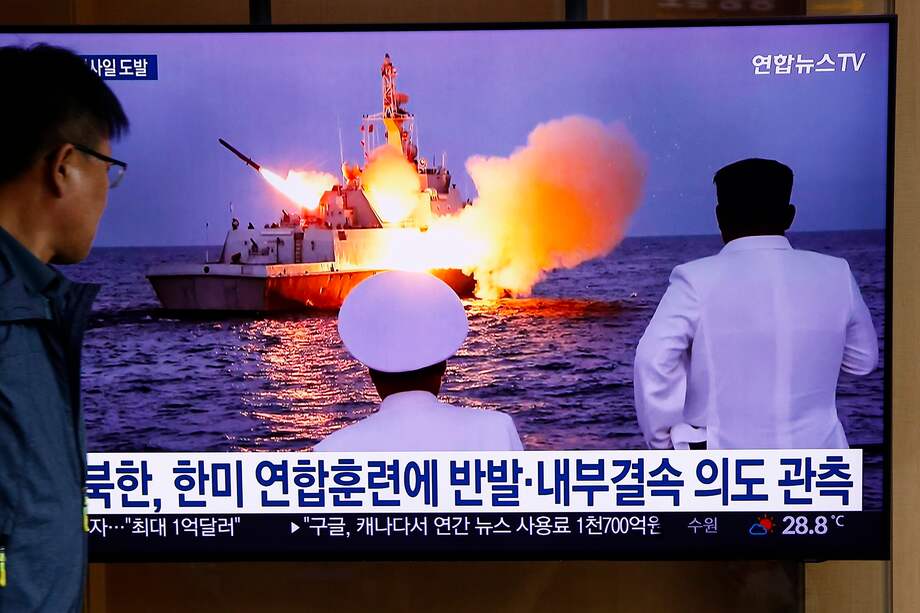 En una estación en Seúl, la gente ve un segmento de noticias relacionado con el reciente lanzamiento de misiles por parte de Corea del Norte.