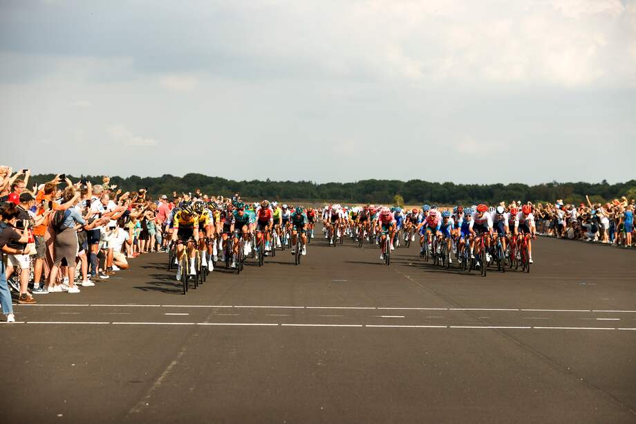 Vista general del pelotón ciclista durante la segunda etapa de La Vuelta 2022, con un recorrido entre las localidades de 's-Hertogenbosch y Utrecht, Países Bajos.