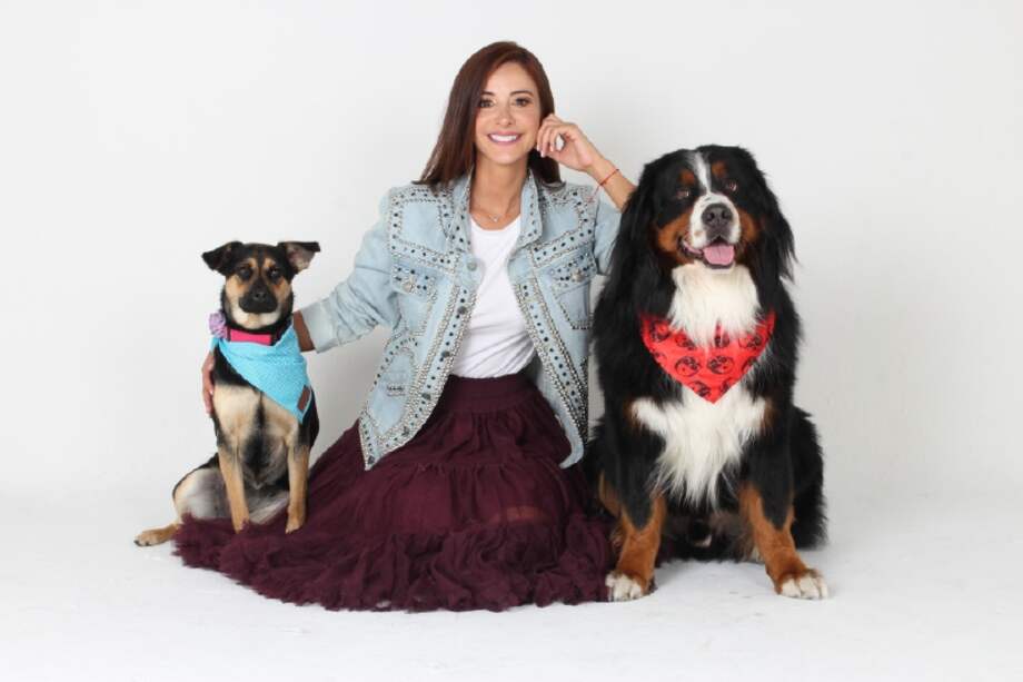 Dado su amor por los animales, Alejandra Giraldo tiene su propia sección en el noticiero: “Las mascotas de Alejandra”. / Daniel Machado @danielmachadophoto