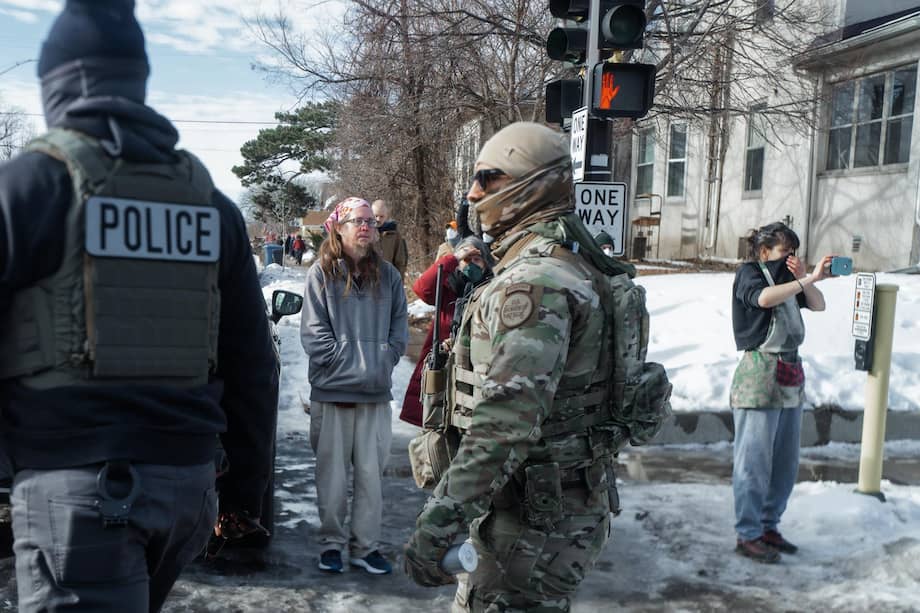 Foto de referencia de agentes del Servicio de Inmigración y Control de Aduanas (ICE) de Estados Unidos durante un operativo migratorio en Minneapolis, Minnesota, el 12 de enero de 2026.