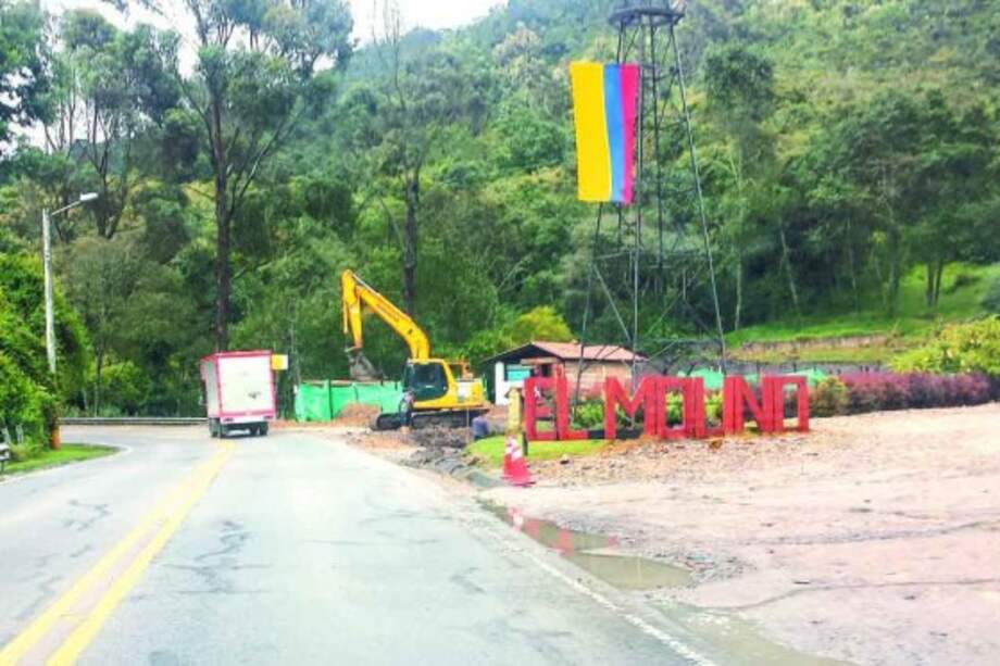En esta curva de la vía a La Calera se llevan a cabo obras para la construcción de la estación de servicio en una zona que hasta diciembre era reserva forestal de la cuenca alta del río Bogotá. / Cortesía