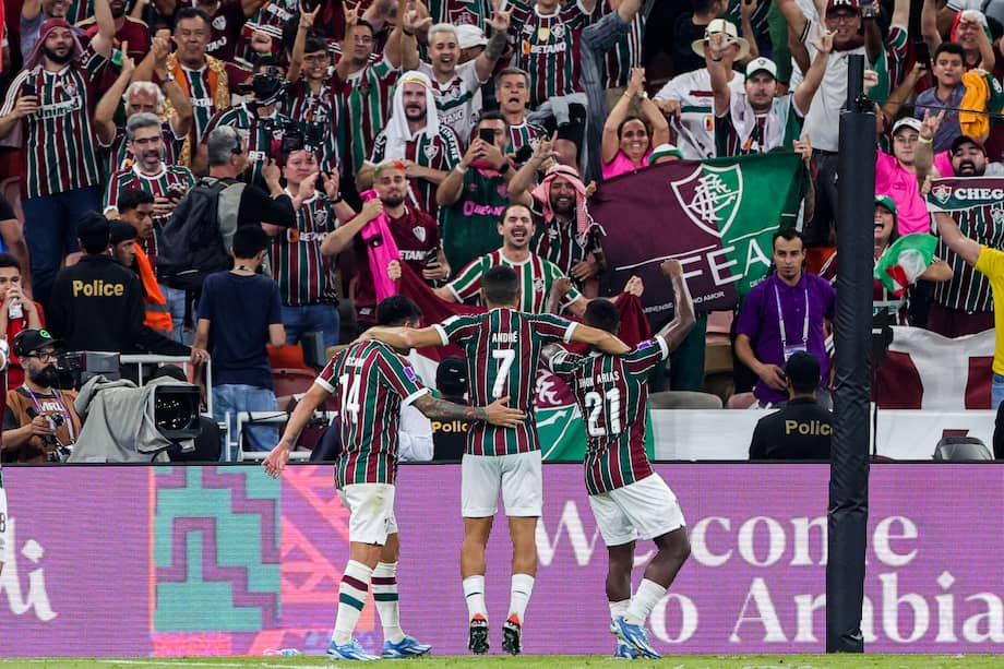 El mediocampista colombiano # 21 del Fluminense, Jhon Arias, celebra su gol con sus compañeros durante el partido de semifinales de la Copa Mundial de Clubes de la FIFA entre el Fluminense de Brasil y el Al-Ahly de Egipto en la Ciudad Deportiva Rey Abdullah en Jeddah el 18 de diciembre de 2023.