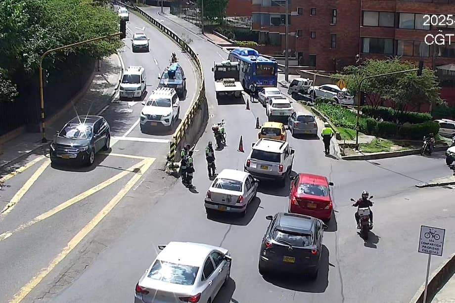 Vehículo varado en la circunvalar.