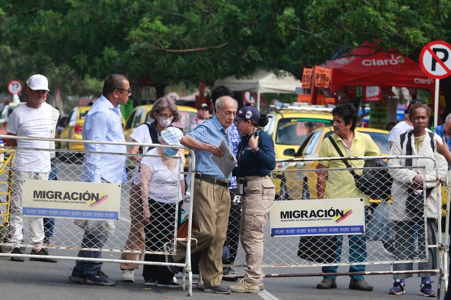 Un integrante de Migración Colombia verifica los documentos de personas que transitan por el puente Internacional Simón Bolívar.