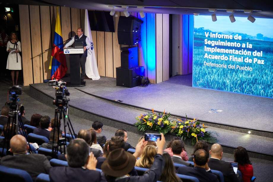 El defensor del Pueblo, Carlos Camargo, durante la presentación del quinto informe de seguimiento de la de implementación del Acuerdo de Paz.