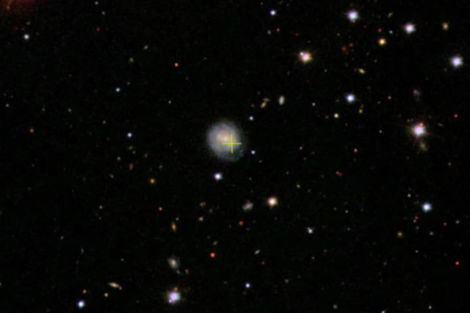 La cruz amarilla indica el área donde ocurrió el destello. / Sloan Digital Sky Survey