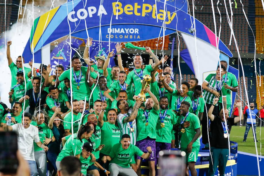Jugadores de Nacional celebran con el trofeo de la Copa Colombia al finalizar el partido de vuelta de la final contra Medellín en el estadio Atanasio Girardot, en Medellín, Colombia.