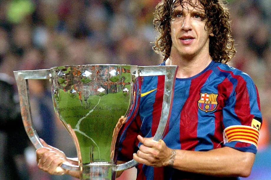 Carles Puyol, alzando, como capitán del Barcelona, la copa de la Liga. / EFE