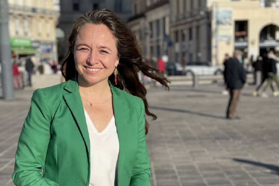 Érika Olavarría, quien ha trabajado en prensa, radio y televisión, actualmente es parte del programa "Tour por Francia". / Cortesía France 24.