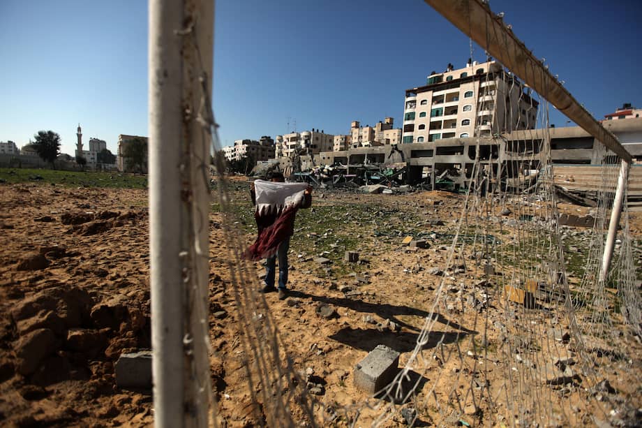 Un estadio en Gaza, tras un bombardeo de Israel.