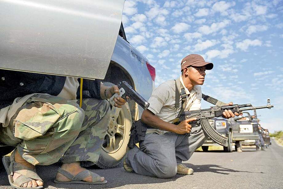 Miembros de la ‘Policia Comunitaria de Tepalcatepec’ hacen guardia en una de las carreteras de Michoacán. / Reuters