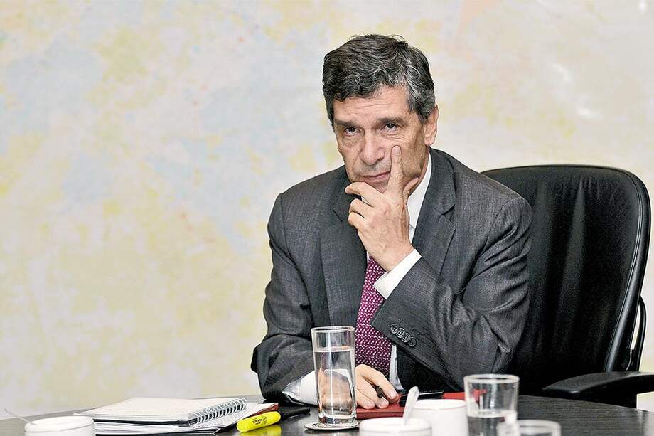 Rafael Pardo está dedicado a analizar el plan de desarrollo. / Gustavo Torrijos - El Espectador