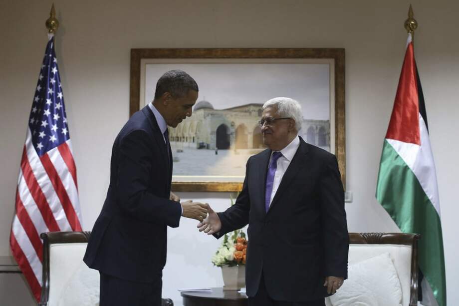 El presidente estadounidense, Barack Obama (izq), mantiene una reunión con el presidente de la Autoridad Palestina, Mahmud Abás (dcha), en la Muqata, el complejo presidencial palestino, en la ciudad cisjordana de Ramala./ EFE