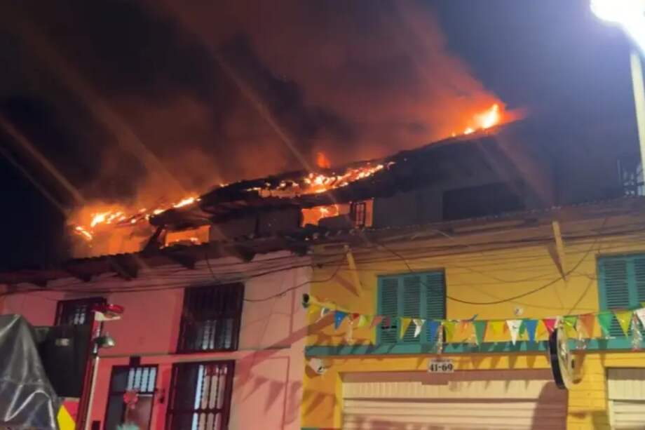 El incendio consumió gran parte del techo de la edificación, por lo que se evalúa si hay riesgo de colapso.