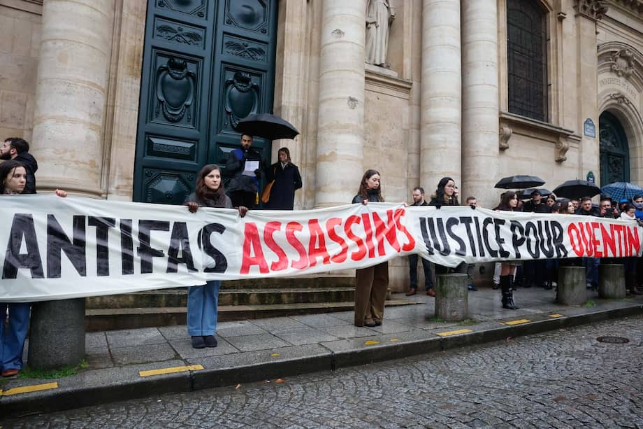 Homenaje a Quentin, estudiante de 23 años asesinado en Lyon, con pancarta que pide justicia en París, 15 de febrero de 2026.