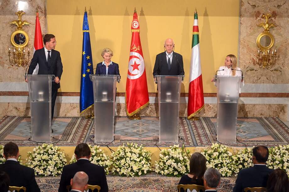 Una foto del folleto facilitada por el servicio de prensa de la Presidencia de Túnez muestra, de izquierda a derecha, al primer ministro holandés, Mark Rutte, a la presidenta de la Comisión Europea, Ursula von der Leyen, al presidente de Túnez, Kais Saied, y la primera ministra italiana, Giorgia Meloni, durante una conferencia de prensa.