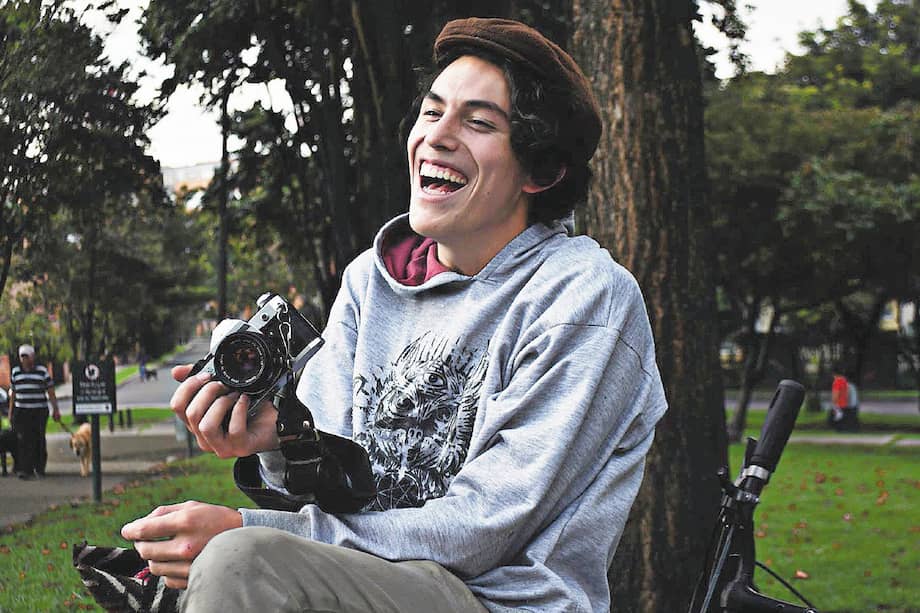 Gareth Sella es fotógrafo y cineasta, y tiene una productora que realiza contenido de denuncia.